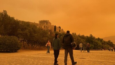 Пыль из Сахары окрасила греческие Афины в оранжевый цвет