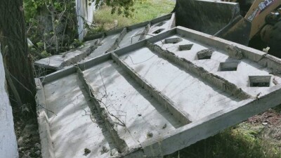 Бетонная плита насмерть придавила рабочего в Павлодарской области