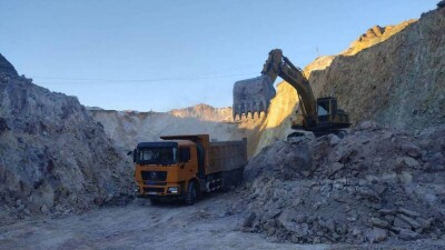 Фабрика "Майкаинзолото" приостановит работу после ЧП с провалившимся автобусом