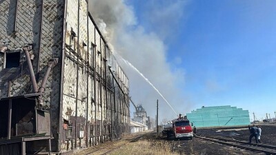 Более шести часов тушили столетнее здание элеватора в Костанайской области