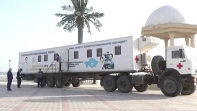 В Актау передвижной прививочный пункт развернули прямо на набережной