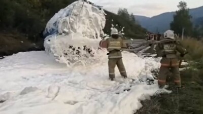 В ВКО на трассе в аварию попал бензовоз. Спасатели делают всё, чтобы не допустить возгорания