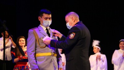 Медалью наградили костанайского полицейского, который в буран бежал перед автоколонной