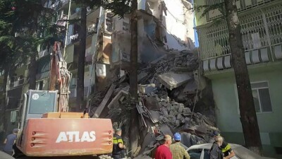 В Батуми обрушилась пятиэтажка. Под завалами находятся люди
