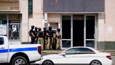 В Кутаиси задержали захватчика, удерживающего заложников в банке в течение девяти часов
