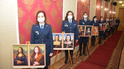 Женщины-полицейские СКО сфотографировались в образах героинь известных картин