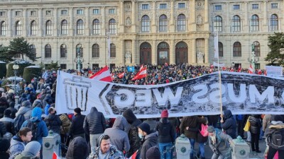 В Вене около 10 тысяч человек вышли на акцию протеста из-за ограничительных мер по Covid-19