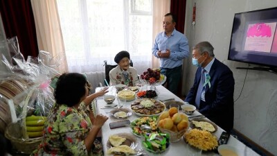 Даниал Ахметов поздравил 100-летнюю труженицу тыла, которую совет ветеранов ВКО исключил из списков