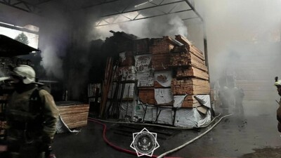 Контейнеры с пиломатериалами горели в Ауэзовском районе Алматы