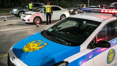 Жительница Актобе пыталась помочь своему сожителю скрыться и прокатила полицейского на капоте