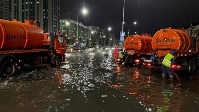 Больше месячной нормы осадков выпало в Астане за несколько часов. Затопило проспект Улы Дала