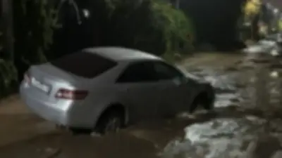 Акимат Алматы: 13 машин повреждены на улице Аманжол после дождя, подрядчики возместят ущерб