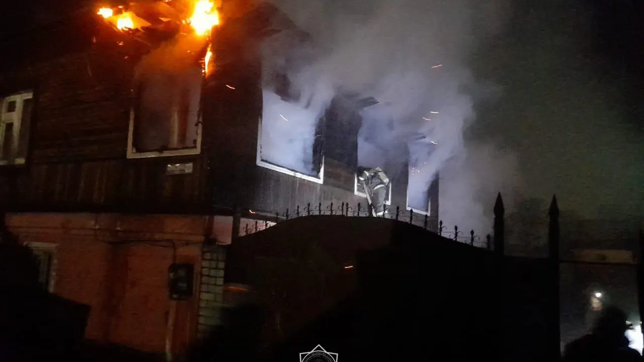 Проходившие мимо горящего дома парни спасли из огня пожилых людей в Семее