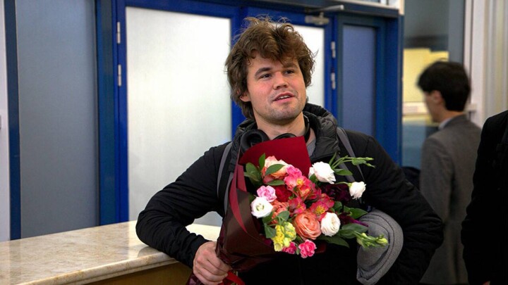 Действующий чемпион мира по шахматам Магнус Карлсен прибыл в Алматы