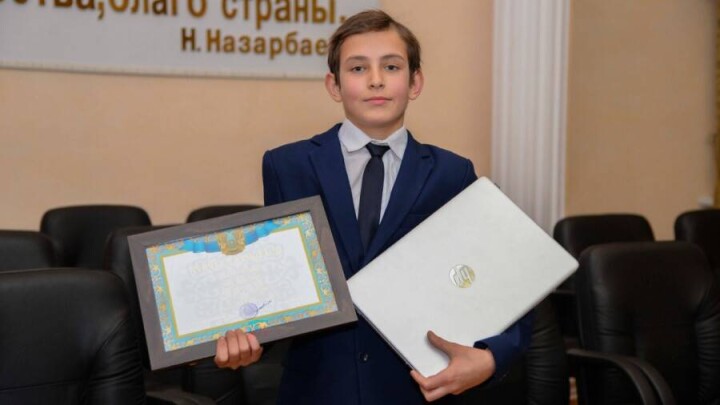 Пятиклассника из Костаная, спасшего четверых детей из пожара, наградили