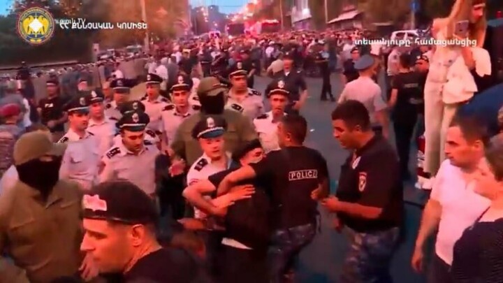 В Армении возбудили уголовное дело после массовых беспорядков на митинге