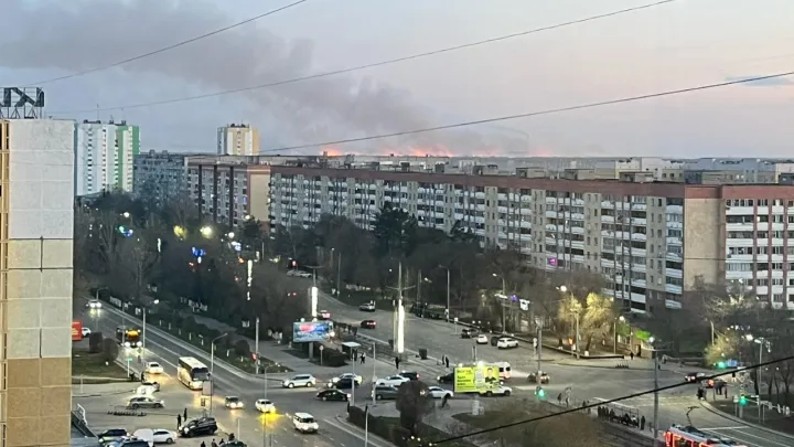 Крупный пожар тушат близ Аксу