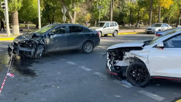 Столкнувшиеся автомобили в центре Уральска сбили пешеходов