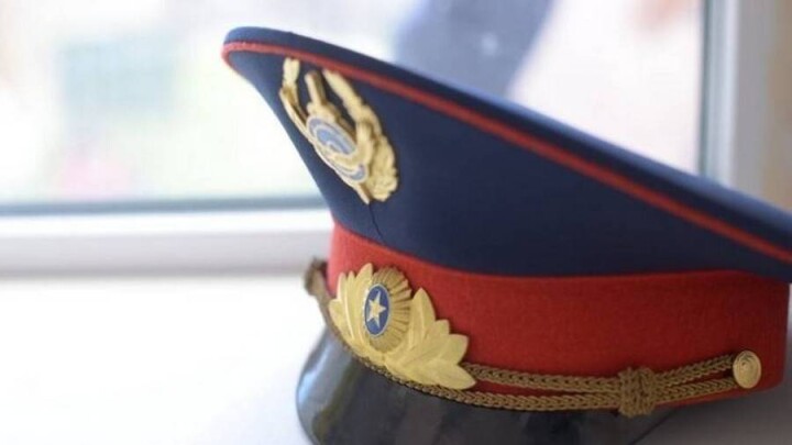 В Алматы уволили полицейского, ездившего по "встречке" на авто без номеров