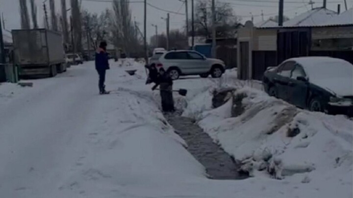 Несколько улиц залило водой из-за прорыва арычной системы в Семее