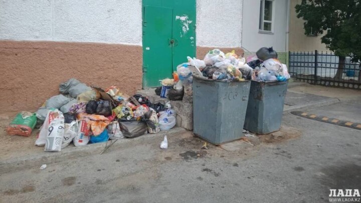 После выговора из-за залежей мусора аким Актау оплатил работу коммунальщиков