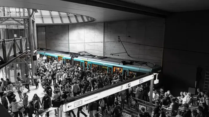 Новая система пересечения границ Евросоюза вызвала огромные очереди в аэропортах