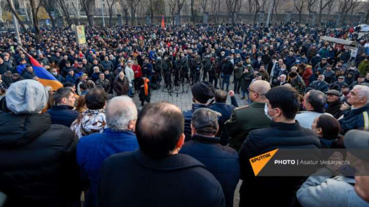 В Армении сорвалось заседание парламента, инициированное оппозицией. Пашинян призвал прекратить уличные акции