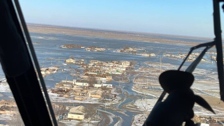 Вертолёт со спасателями не смог приземлиться в затопленном селе Актюбинской области