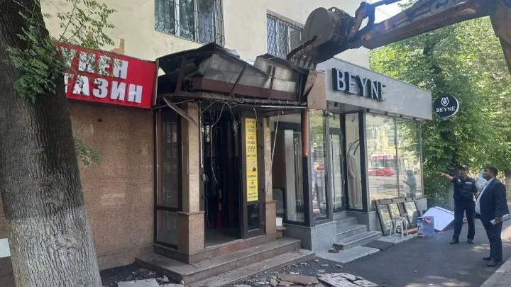 Захватили участки общего пользования: сразу две пристройки к жилому дому сносят в центре Алматы