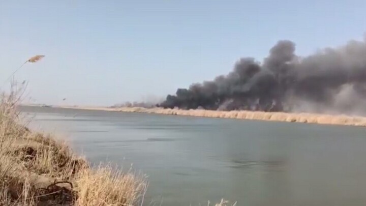 Крупный пожар вторые сутки тушат в природном резервате близ Атырау