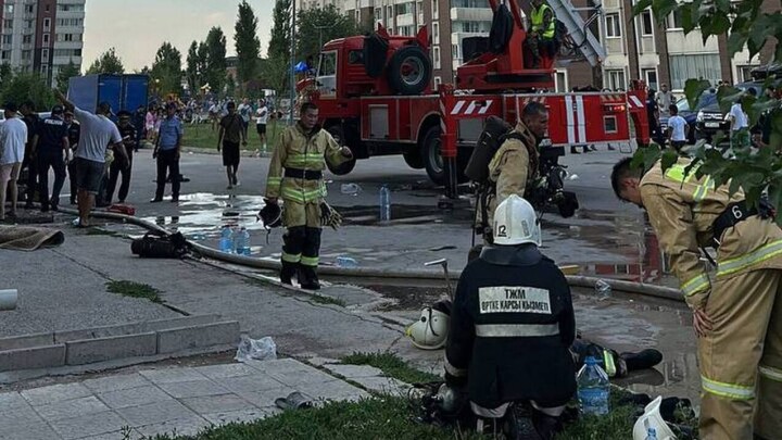31 пострадавшего доставили в больницы Алматы после пожара в микрорайоне Аккент