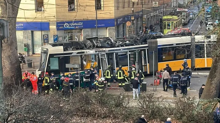 Трамвай сошёл с рельсов и врезался в здание в Милане, погибли два человека, 38 человек пострадали