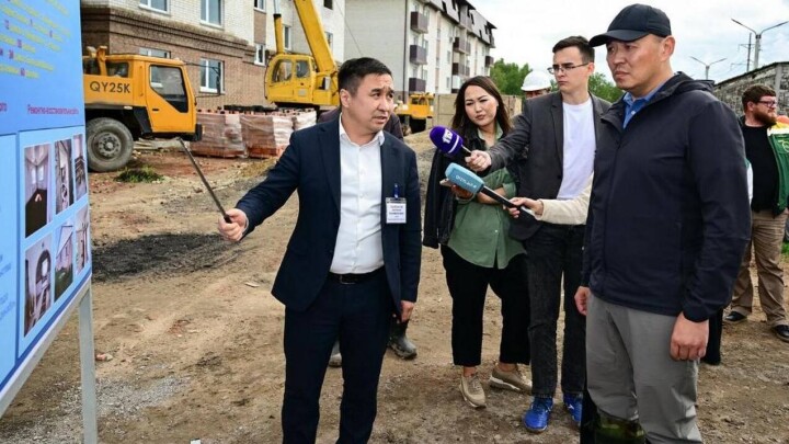 Канат Шарлапаев проверил, как строят дома для пострадавших от паводка в СКО