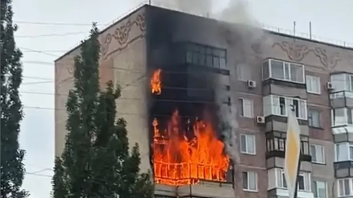 Сразу четыре балкона загорелись в многоэтажке Павлодара, огонь повредил шесть квартир