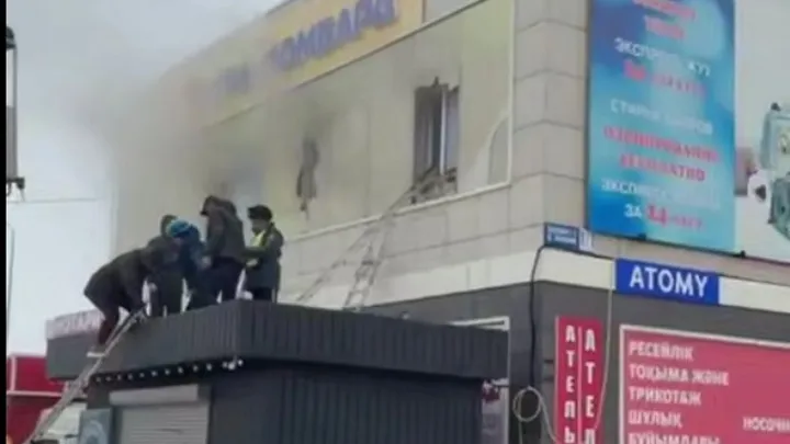 Три человека спасли из горящего магазина в Павлодаре