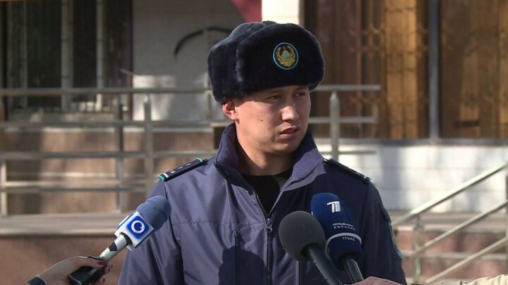 Полицейского, обезвредившего вооружённого узбекистанца в Шымкенте, поощрили премией