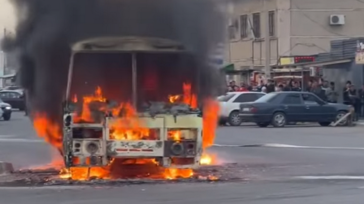 Пассажирский автобус загорелся во время движения в Таразе