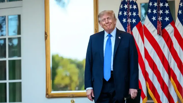 Трамп подарил своим ближайшим помощницам по 45 тысяч долларов наличными