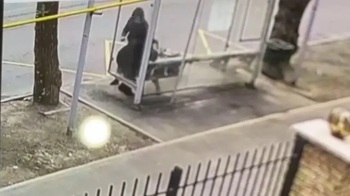 Неизвестный жестоко избил пенсионерку на автобусной остановке в Алматы