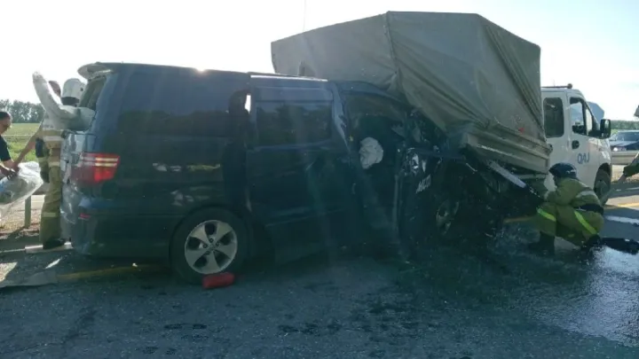 Пять человек пострадали в аварии на трассе Астана – Кокшетау. Toyota въехала в машину дорожных служб