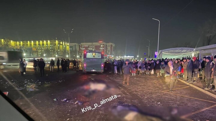 В Алматы автобус въехал в людей на остановке. Три человека погибли, четверо пострадали