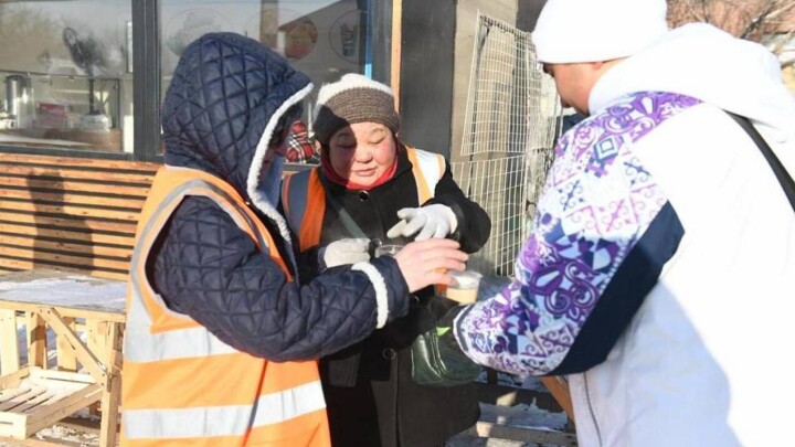 В Астане волонтёры согревают горячим чаем уборщиков улиц и пассажиров на остановках