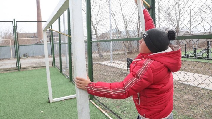 В Костанае на подростка упали футбольные ворота, он в тяжёлом состоянии