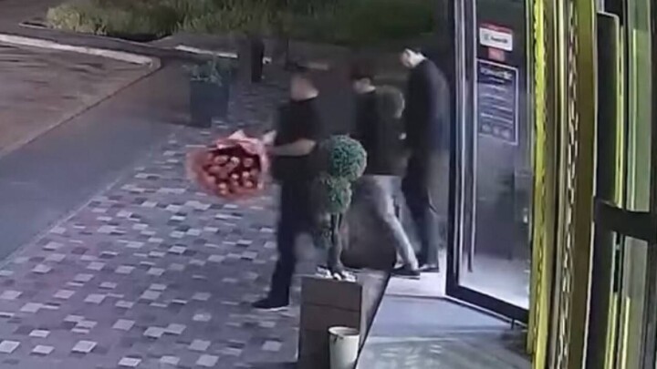"Забрал из магазина букет цветов". Вместе с экс-полицейским был сотрудник ДГД Шымкента