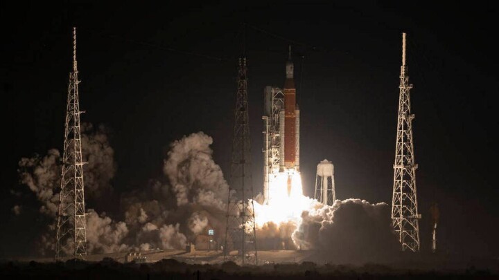 NASA успешно запустило к Луне самую мощную в истории ракету