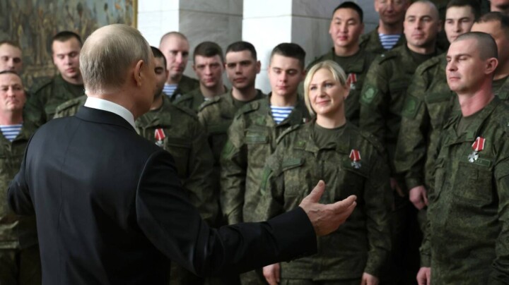 Впервые Путин записал новогоднее обращение не на фоне Кремля, а в окружении военных