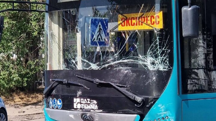 Пассажирский автобус столкнулся с минивэном в Караганде, пострадали девять человек