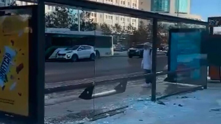 Машина без водителя въехала в остановку в Астане