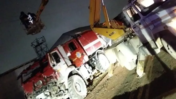 Пожарный автомобиль повредил частный дом в Жанаозене: стало известно о гибели ребёнка