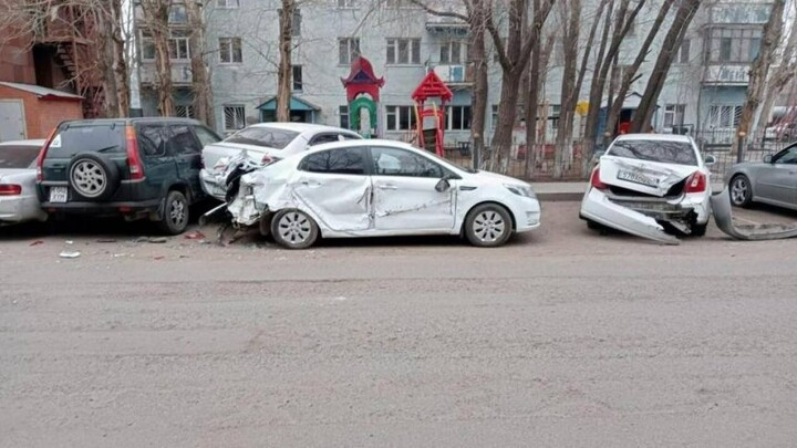 В Астане водитель "КамАЗа" протаранил шесть припаркованных машин и скрылся